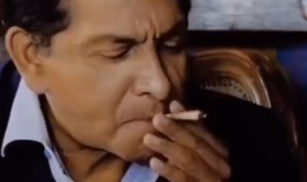 Lucio Gutiérrez enciende un cigarrillo durante una entrevista con un creador de contenido. Foto: Captura