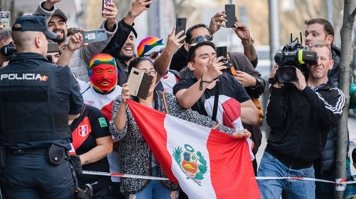 El incidente desató un enfrentamiento entre los hinchas de Perú y la Policía de España, durante la llegada del equipo latinoamericano. Foto: Europa Press