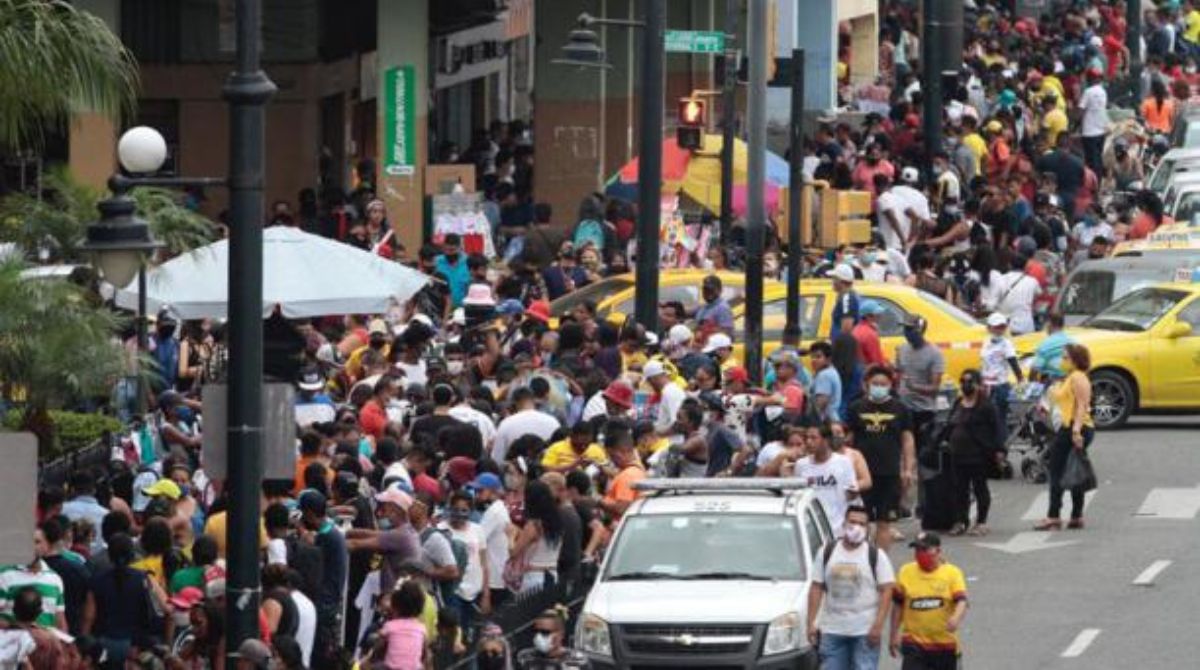 Un hombre fue tenido en tres ocasiones por los Agentes Metropolitanos en el sector de la Bahía, en Guayaquil. Foto: EL COMERCIO