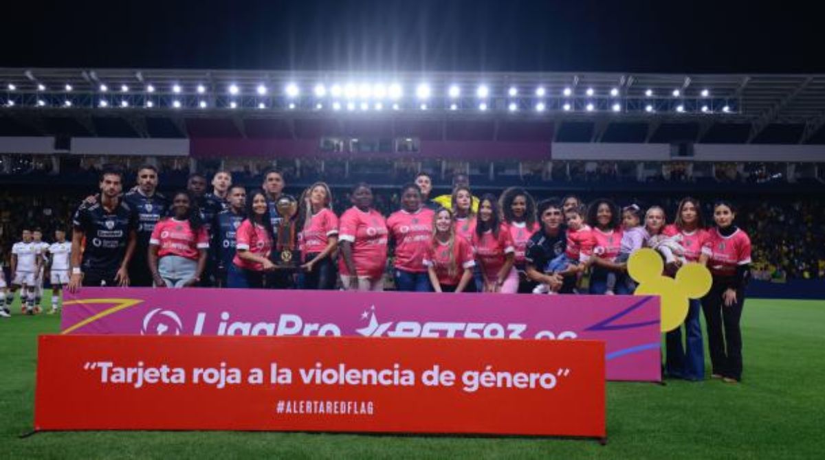 Jugadores de Independiente del Valle junto con las mujeres de su vida con la Recopa Sudamericana. Foto: Twitter @IDV_EC.