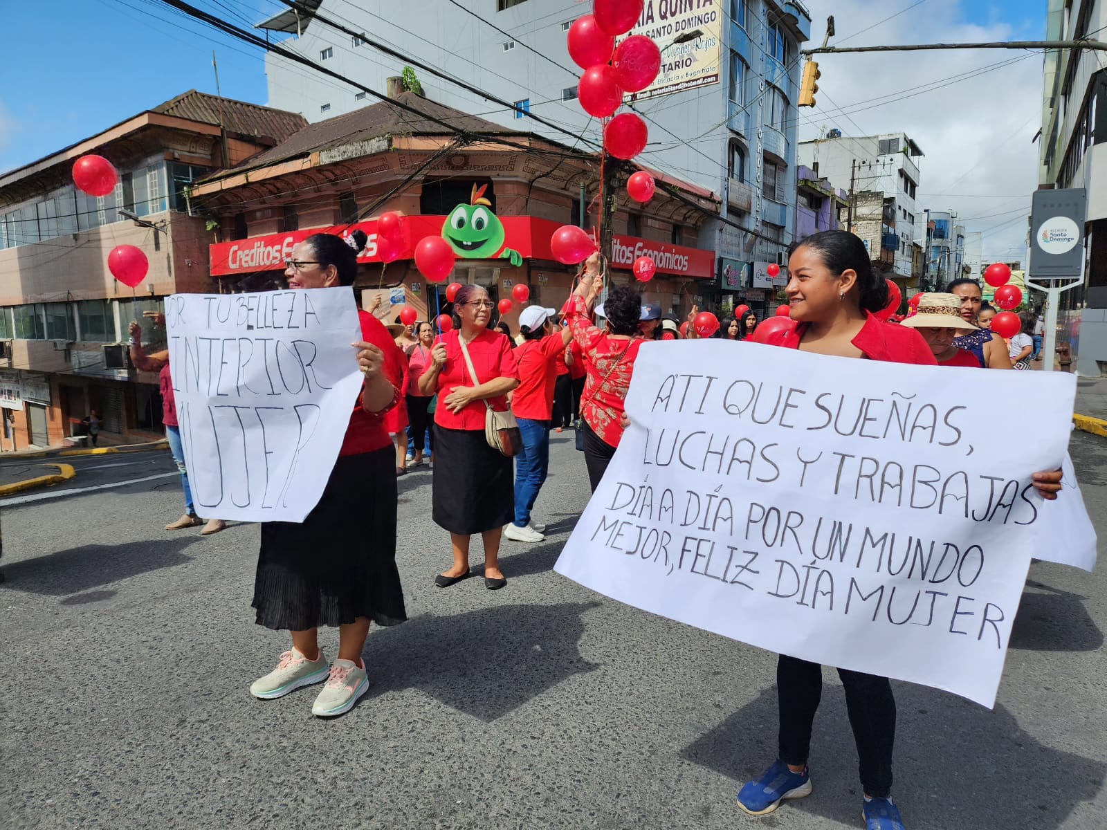 Colectivos femeninos marcharon como parte de las actividades por el Día Internacional de la Mujer en Santo Domingo de los Tsáchilas. Foto: El Comercio.