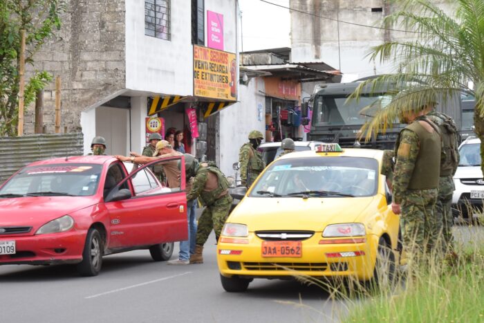 Militares y policías intervinieron en un barrio conflictivo para neutralizar el incremento de la inseguridad en Santo Domingo de los Tsáchilas. Foto: cortesía Gobernación de Santo Domingo.