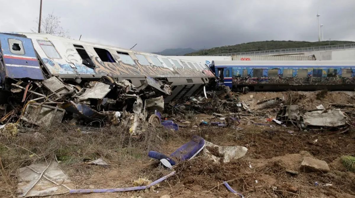 Restos de los trenes luego el choque en Larisa, Grecia. Foto: EFE