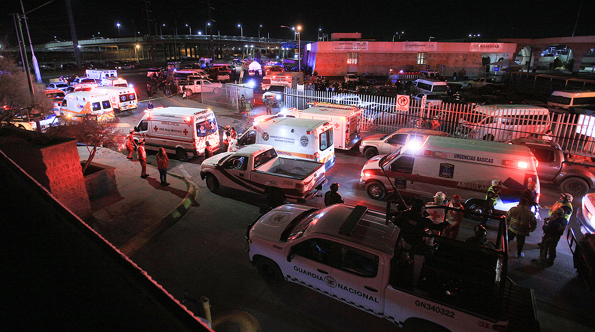 Equipos de emergencia llegan al Instituto Nacional de Migración (INM), la noche del 27 de marzo de 2023, en Ciudad Juárez, Chihuahua (México). Foto: EFE