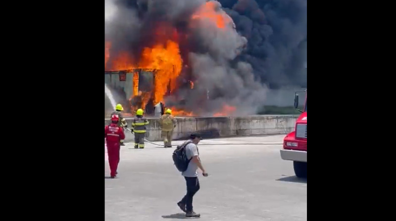 Un incendio se registra en el puerto pesquero de Esmeraldas. Foto: Captura de pantalla