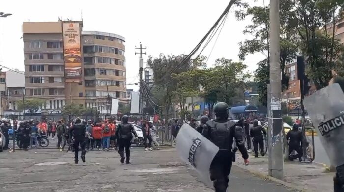 Enfrentamiento en los exteriores del estadio Olímpico Atahualpa. Foto: Captura del video de Twitter de Braian Avalos