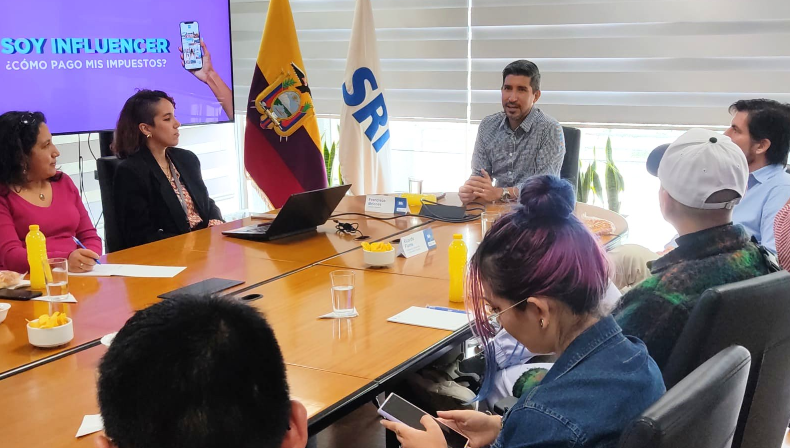 Francisco Briones, director del SRI, se reunió con un grupo de influencers en Quito. Foto: Cortesía SRI