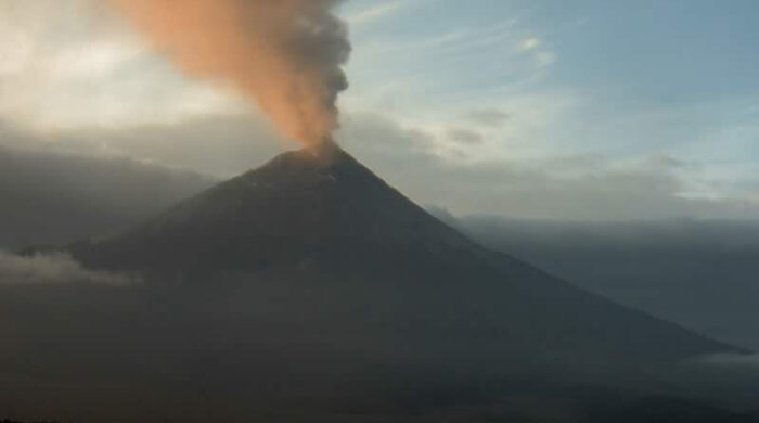 El volcán Cotopaxi emite una nube de gas este miércoles, 29 de marzo de 2023. Foto: Twitter