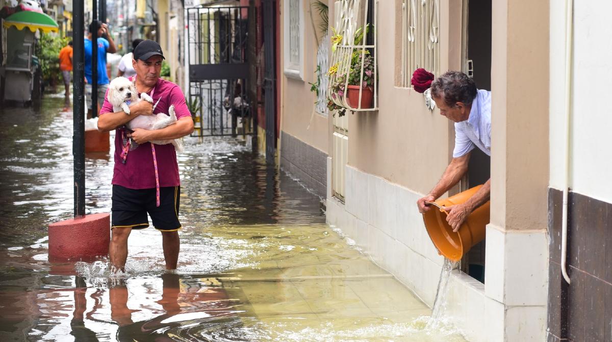 Calles y viviendas inundadas es el efecto de las fuertes lluvias en diferentes ciudades. Foto: Enrique Pesantes / EL COMERCIO