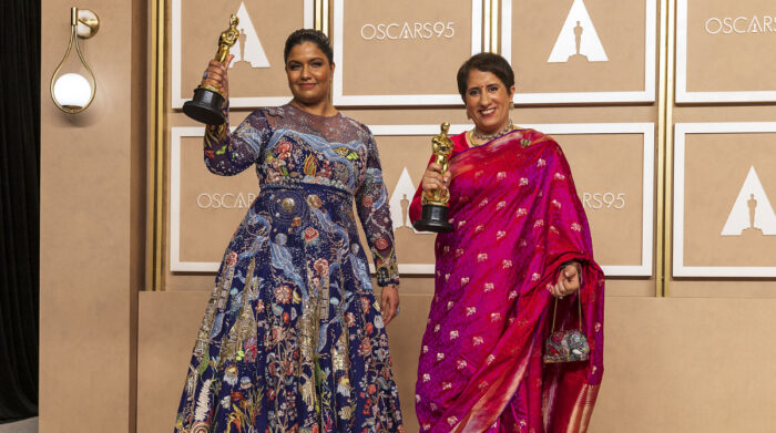 Kartiki Gonsalves y Guneet Monga (der.) posan con sus premios Oscar a Mejor cortometraje documental. Foto: EFE