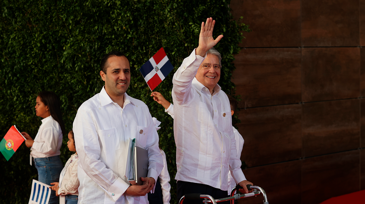 El presidente de Ecuador, Guillermo Lasso (c), fue registrado este sábado, 25 de marzo, al saludar a su llegada a la sesión plenaria de la XXVIII Cumbre Iberoamericana de Jefes de Estado y de Gobierno, en Santo Domingo (República Dominicana). Foto: EFE