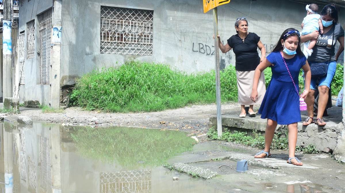 Las inundaciones elevan el potencial epidémico de la leptospirosis. En Durán, el agua empozada eleva el riesgo. Este es el cantón con más reportes en el brote actual. Enrique Pesantes / EL COMERCIO