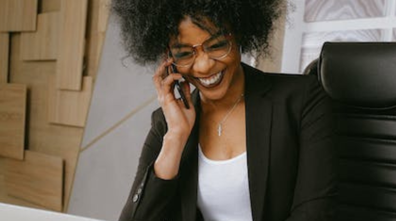 Las llamadas crean más conexión emocional que los mensajes de texto. Foto: Pexels
