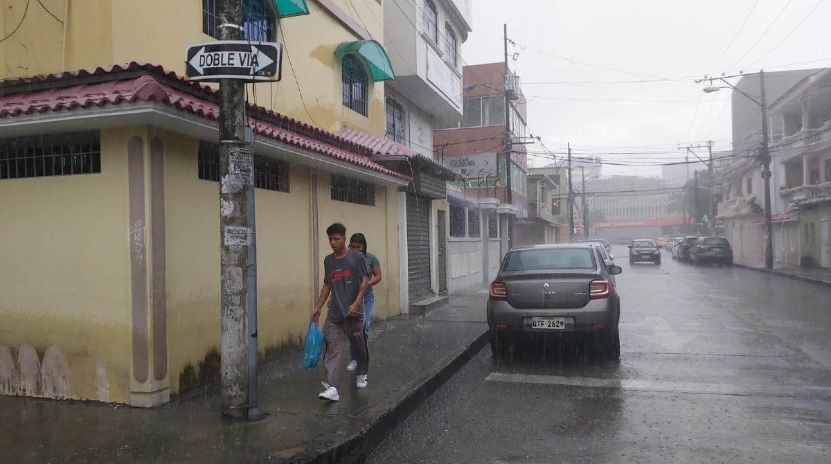 El fuerte aguacero sorprendió a varios transeúntes en el norte de Guayaquil. Foto: Juan C. Holguín / EL COMERCIO