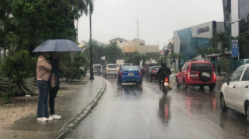 La lluvia obligó a los peatones a sacar sus paraguas y causó congestión en varias avenidas. Foto: Enrique Pesantes / EL COMERCIO