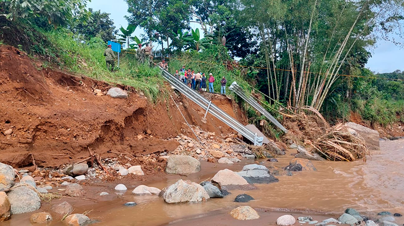 Las fuertes lluvias provocaron daños en los puentes por el desbordamiento de los ríos en los cantones Pangua y La Maná. Las autoridades realizaron un recorrido de evaluación de daños. Foto: Cortesía