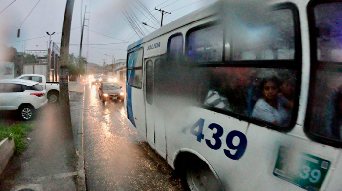 Las lluvias han anegado las calles de varias ciudades de la costa ecuatoriana, como Guayaquil. Foto: Enrique Pesantes / EL COMERCIO