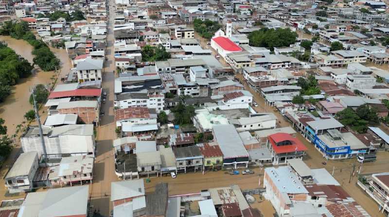 El 90% de las calles céntricas de Chone se inundaron. Foto: Cortesía Municipio de Chone