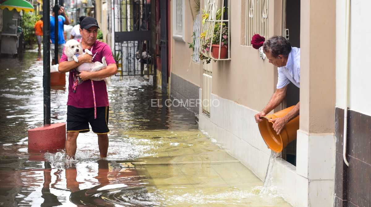 Las calles de Guayaquil quedaron anegadas tras las fuertes lluvias. Foto: Enrique Pesantes / EL COMERCIO