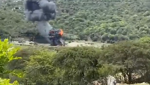 En videos se registraron las explosiones que se produjeron por la destrucción de la maquinaria. Foto: Captura