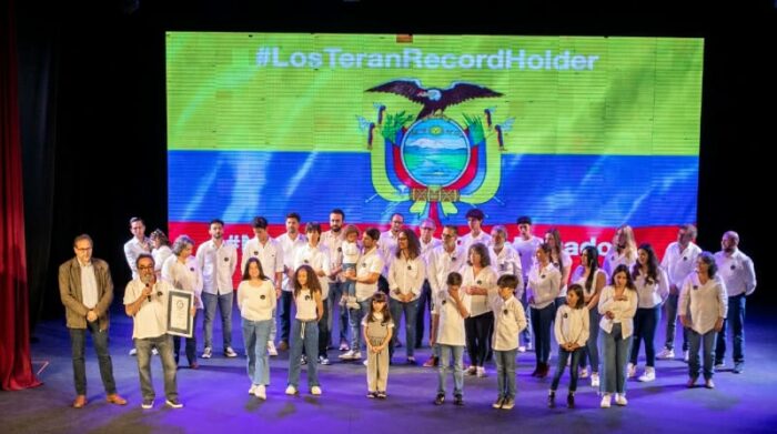 La familia Terán celebró el reconocimiento en el Teatro San Gabriel. Foto: Carlos Noriega/EL COMERCIO