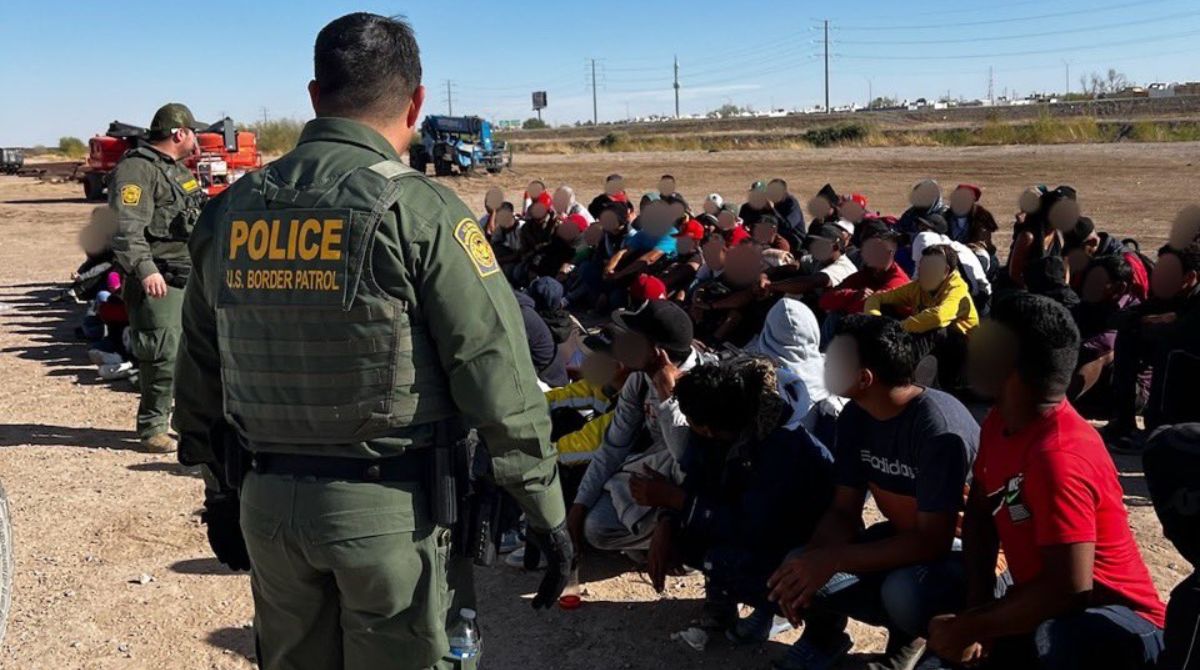 Migrantes se entregaron a las autoridades estadounidenses. Foto: Policía fronteriza de El Paso Texas