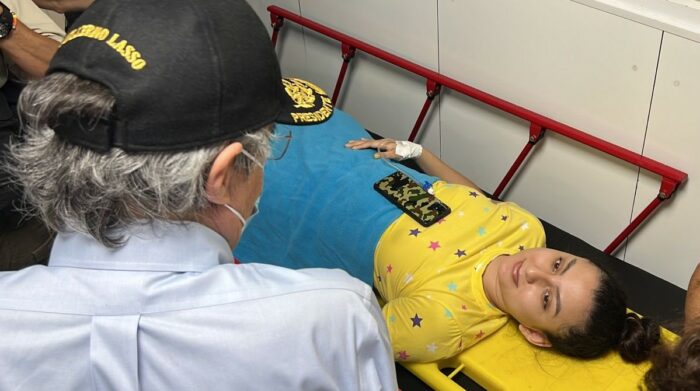 El presidente Guillermo Lasso visitó el 18 de marzo de 2023 el Hospital General del IESS-Machala para verificar el estado de salud de los ciudadanos afectados por el sismo. Foto: Twitter Guillermo Lasso
