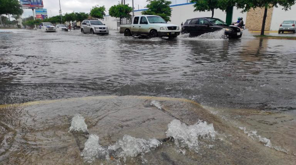 Una fuerte lluvia sorprendió a los mantenses el viernes 31 de marzo del 2023. Foto: El Diario de Manabí