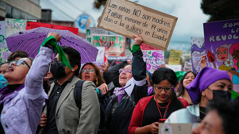La marcha por el Día Internacional de la Mujer recorre las calles de Quito. Foto: Carlos Noriega / EL COMERCIO