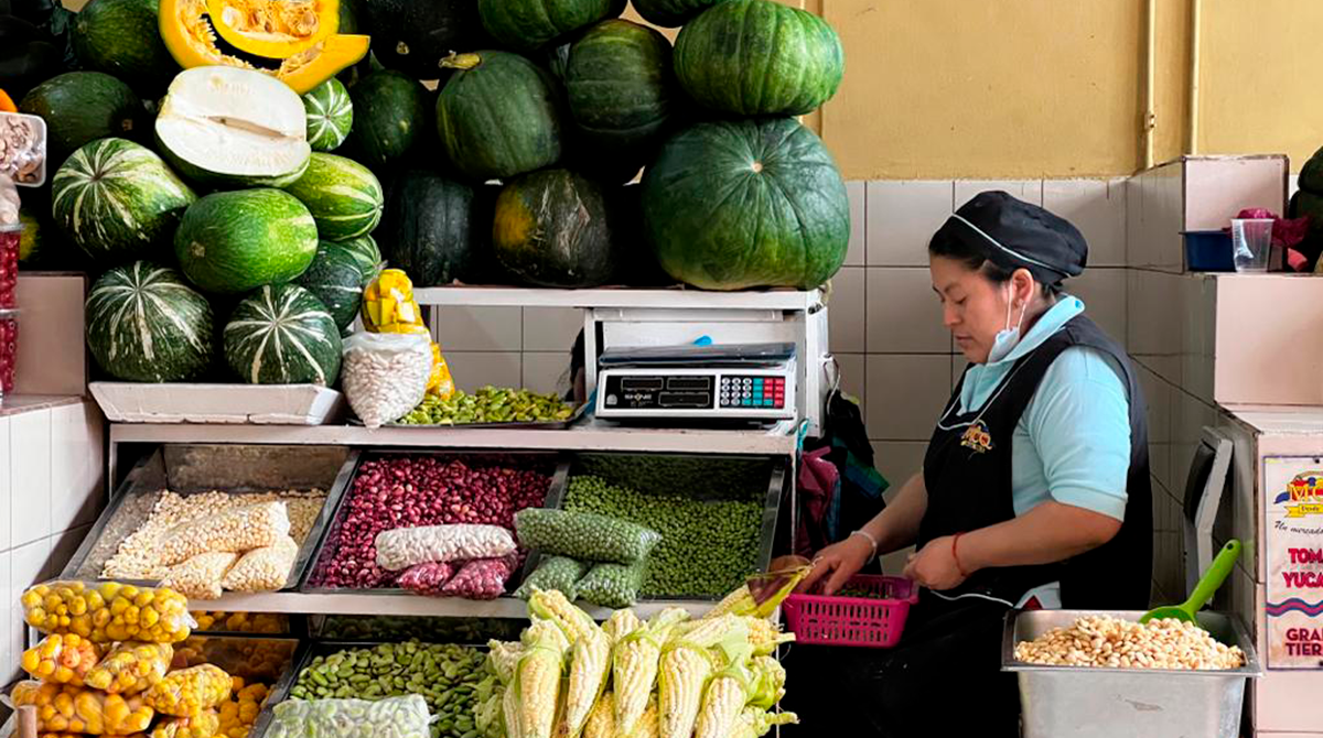 Productos como legumbres y frutas son los que han subido más de precio en el mercado Central de Quito. Foto: Patricio Terán / EL COMERCIO