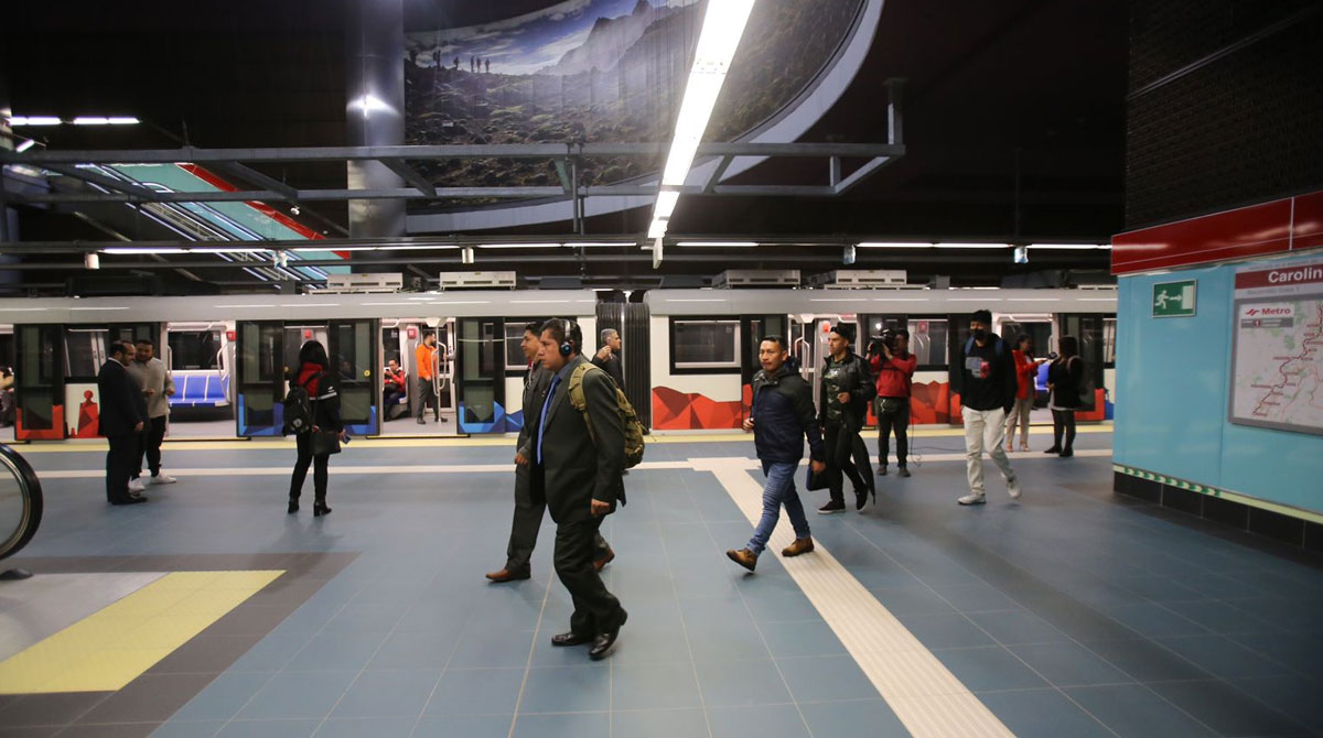 Pasajeros viajaron en el Metro de Quito y llegaron a la estación La Carolina, este lunes 17 de abril. Foto: Julio Estrella/ EL COMERCIO
