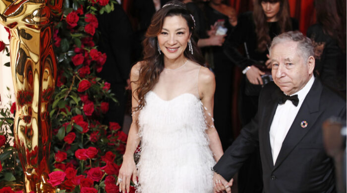 Michelle Yeoh y su pareja Jean Todt, en la gala de los Premios Oscar. Foto: EFE