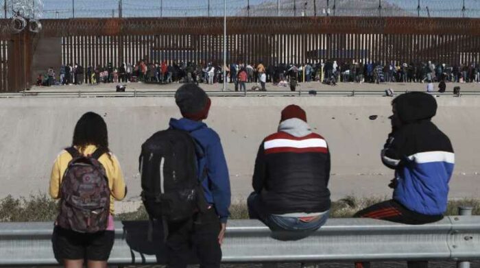 Miles de migrantes llegaron hasta la línea divisora de México-Estados Unidos para exigir entrada al país norteamericano. Foto: Internet