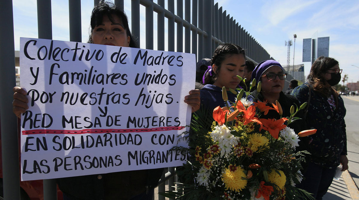 Un grupo de migrantes y familiares de personas fallecidas por un incendio en un albergue protestan, frente al Instituto Nacional de Migración (INM), en Ciudad Juárez, México. Foto: EFE