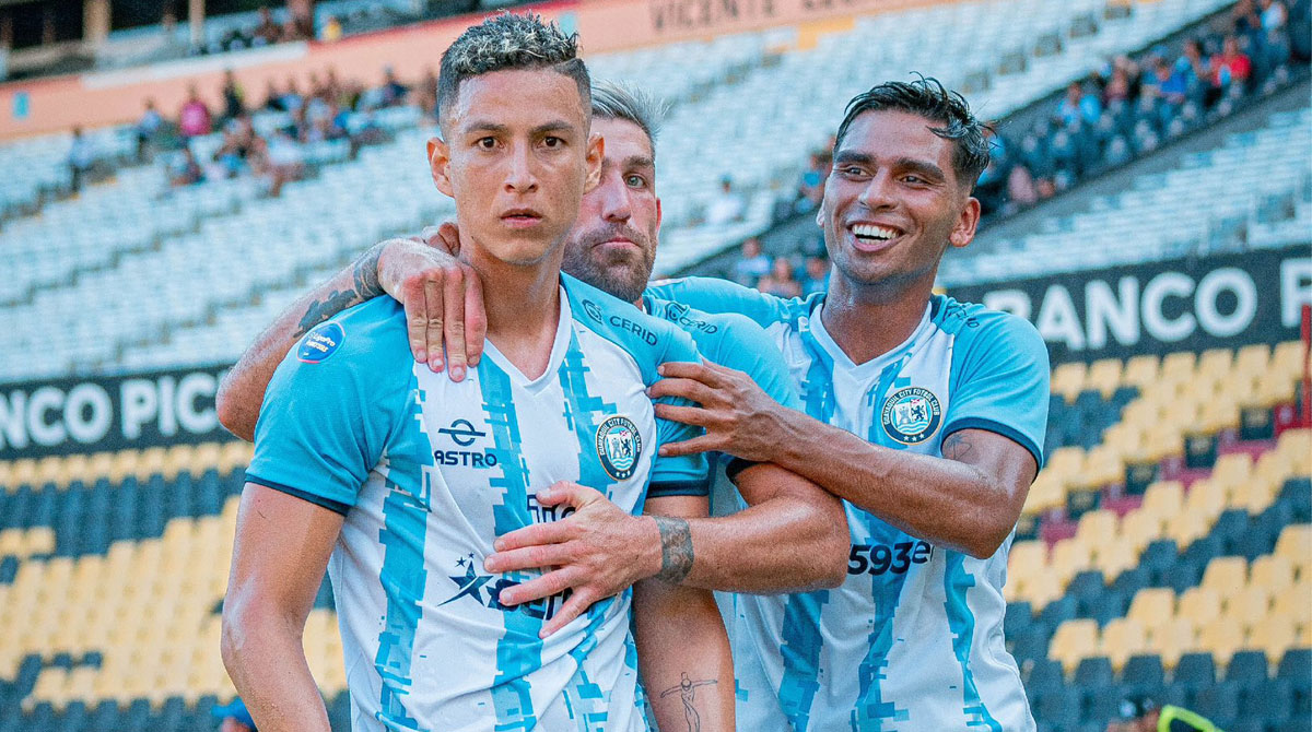 Miguel Parrales festeja un gol con sus compañeros del Guayaquil City. Foto: @GuayaquilCityFC