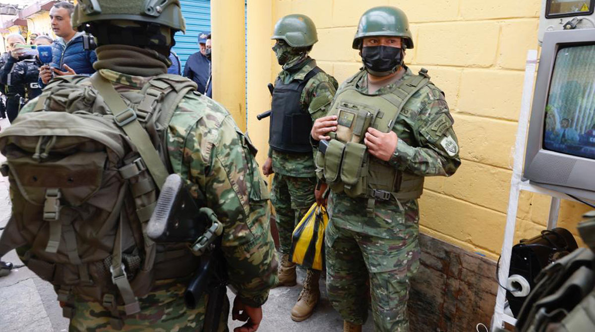 Sustancias sujetas a fiscalización y armas blancas encontraron militares y policías en locales del mercado de San Roque, Centro de Quito. Foto: EL COMERCIO