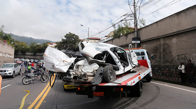 El vehículo blanco en el que viajaba la familia quedó reducido a chatarra. Foto: Julio Estrella/ EL COMERCIO