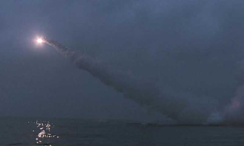 Los dos misiles golpearon "con precisión" el objetivo simulado en el mar de Japón después de volar 1 500 kilómetros "con órbitas de vuelo en forma de ocho" durante algo más de dos horas. Foto: KCNA