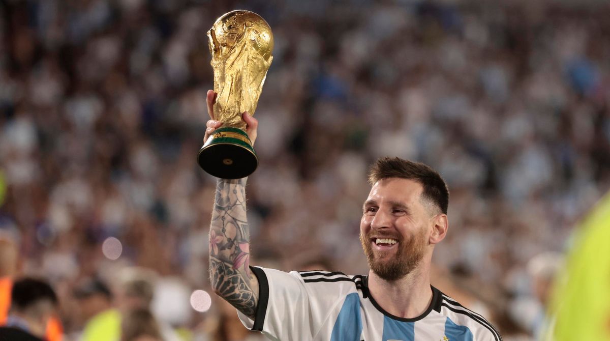 Lionel Messi volvío a levantar el trofeo de Campeón del Mundo junto a los argentinos. Foto: EFE