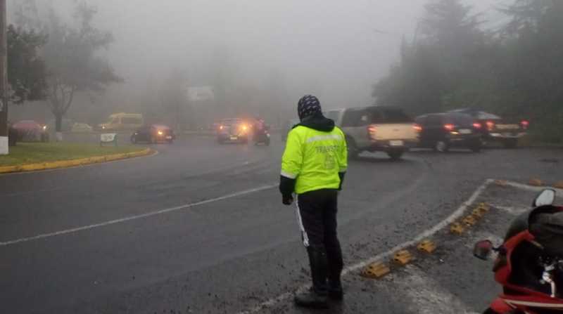 En algunas zonas de Quito se registró neblina, conducir con precaución. Foto: Twitter Cortesía AMT
