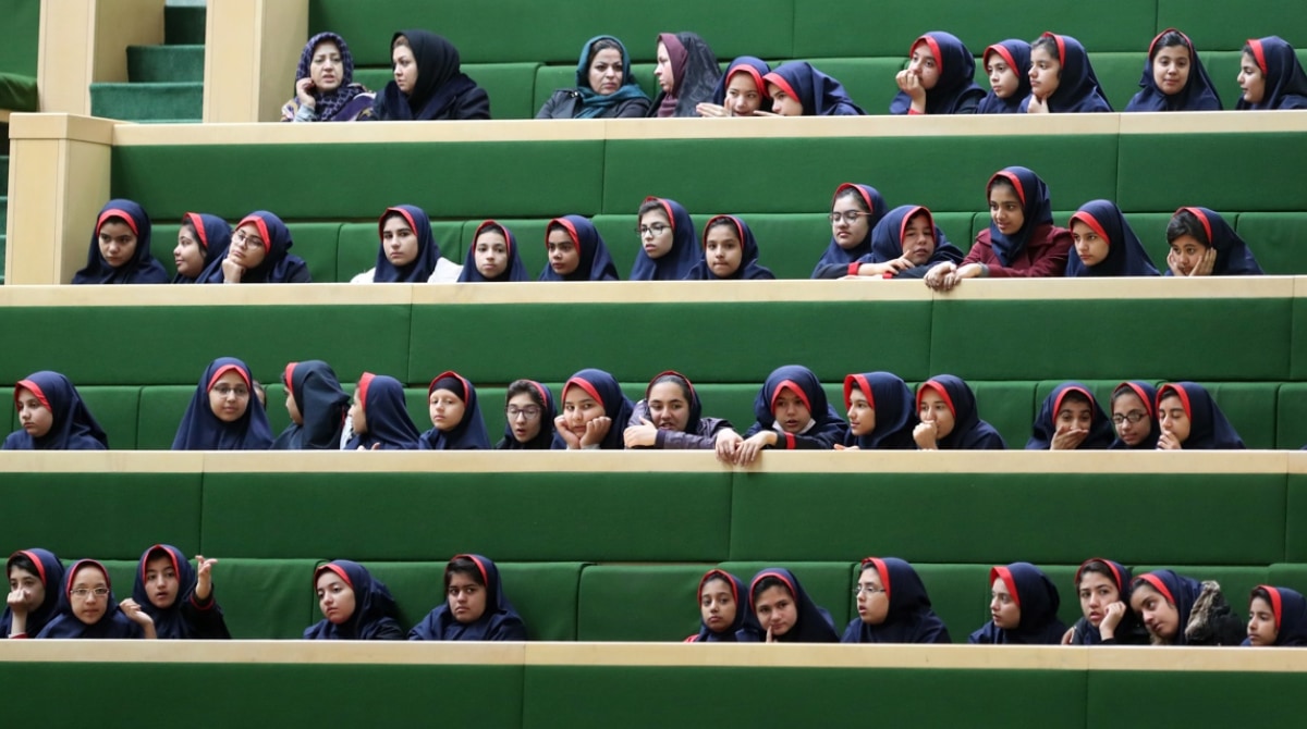 Imagen de archivo de un colegio de niñas en Teherán. Activistas indican que el envenenamiento de niñas se habría dado en colegios de 40 ciudades de Irán. Foto: EFE