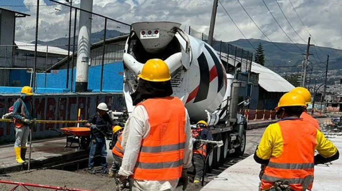 Las vías de algunos sectores del sur de Quito serán repavimentadas en diferentes tramos. Foto: Twitter Obras Quito