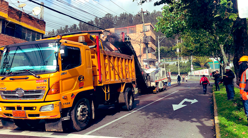 Este lunes 20 de marzo se iniciaron los trabajos de repavimentación en la avenida La Gasca. Foto: Twitter @ObrasQuito