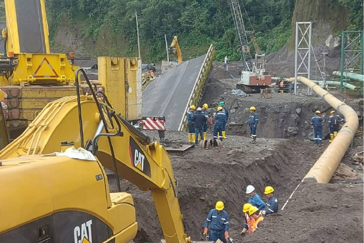 Técnicos de la estatal petrolera y del Cuerpo de Ingenieros del Ejército trabajaron para estabilizar las tuberías, en Napo. Foto: Cortesía Petroecuador.