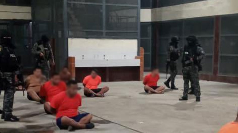 El operativo sorpresa se realizó en las celdas que ocupan los cabecillas de las bandas delictivas, en la cárcel de la Roca. Foto: Twitter Guillermo Lasso