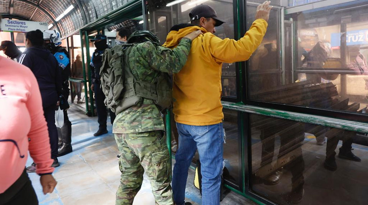 El operativo entre policías y militares se realizó a los pasajeros y personas que estaban en la parada de buses del sector Chillogallo. Foto: EL COMERCIO