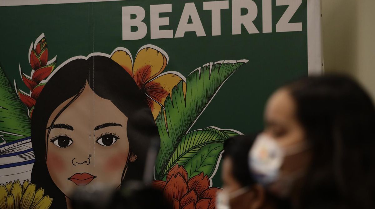 Vista de un cartel con el rostro de la fallecida Beatriz, una joven salvadoreña a quien en 2013 se le impidió interrumpir su embarazo. Foto: EFE