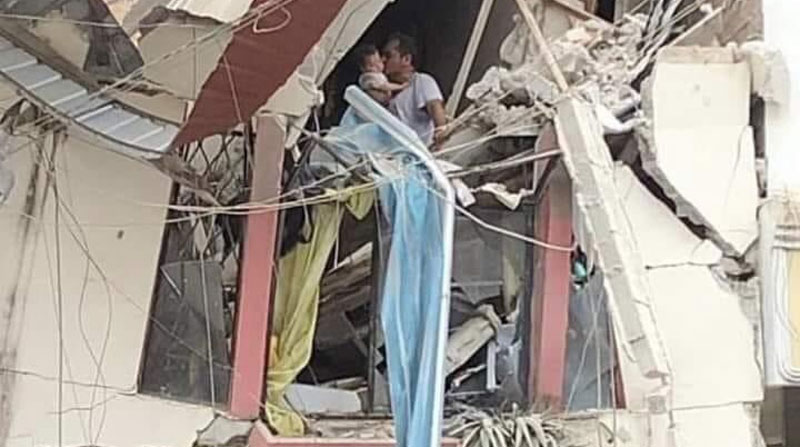 La imagen del "milagro" luego del terremoto en Ecuador, donde un padre y su bebé sobreviven en medio de los escombros de una casa, asombra a las personas. Foto: Redes sociales