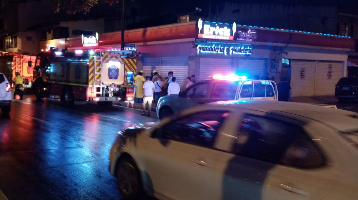 Un artefacto explotó la noche del  martes 7 de marzo en la puerta de una concurrida panadería del norte de Guayaquil. Foto cortesía consejo barrial SF-NK