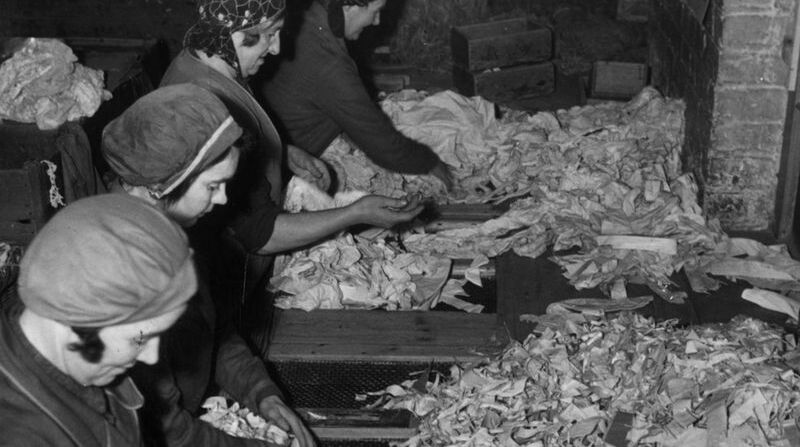 El reciclaje de papel ya se intentaba en la primera mitad del siglo XX. Foto: Getty Images
